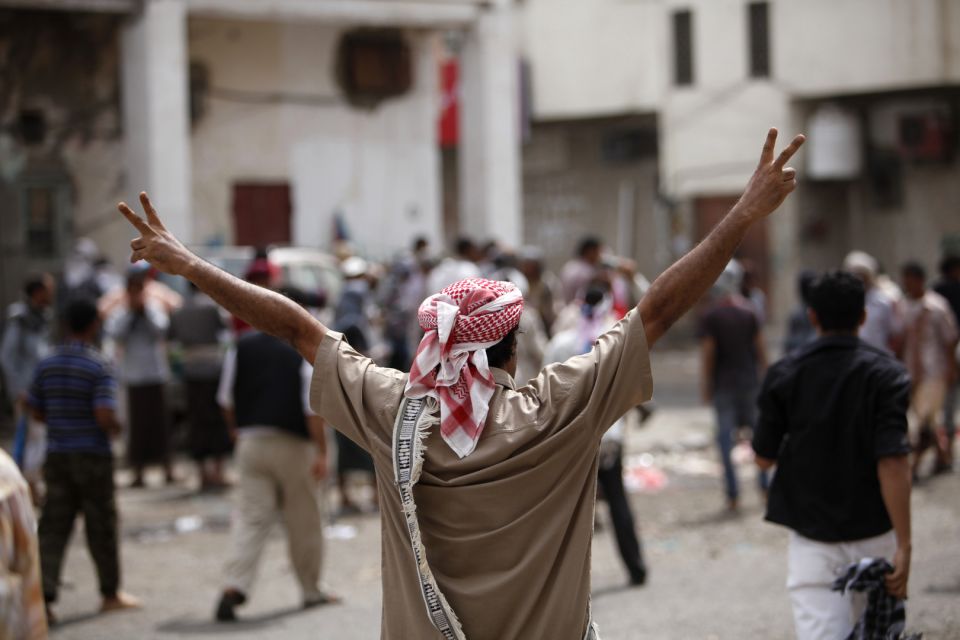 وسائل إعلام يمنية: محتجون يقتحمون بوابات القصر الرئاسي في عدن