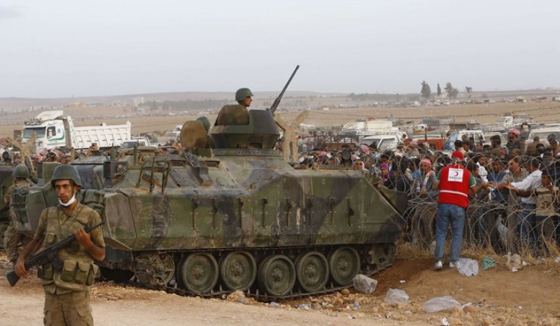 الدبابات التركية تأخذ مواقعها على الحدود مع سورية بعد سقوط قذيفة هناك