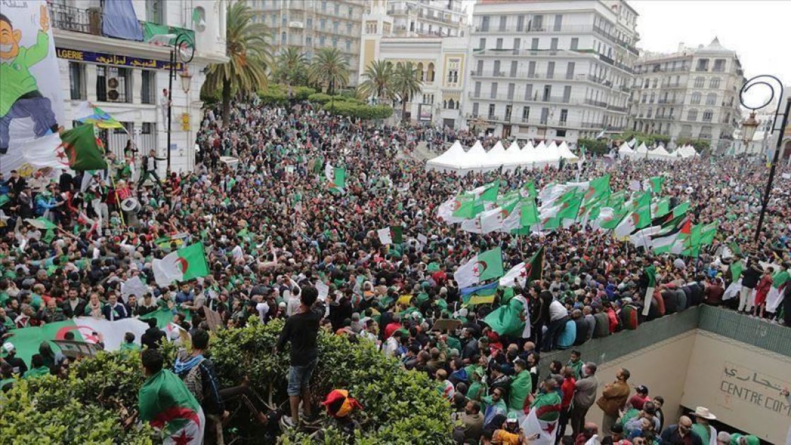 الجزائر: القوى السياسية تدعو الجيش لفتح حوار لتجاوز الأزمة