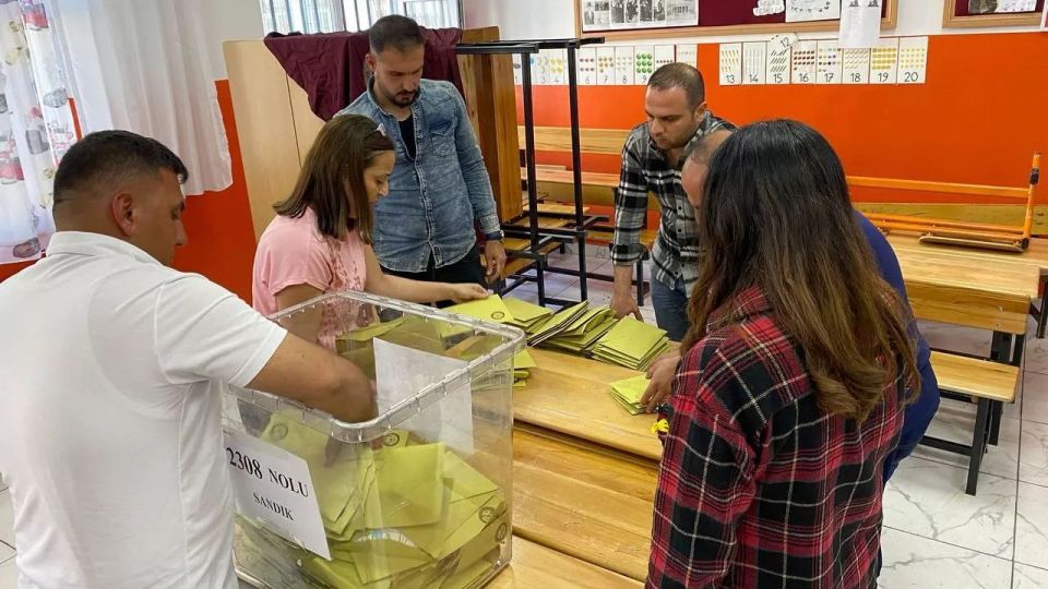 الجولة الثانية لانتخابات الرئاسة التركية: إغلاق صناديق الاقتراع وبدء فرز الأصوات