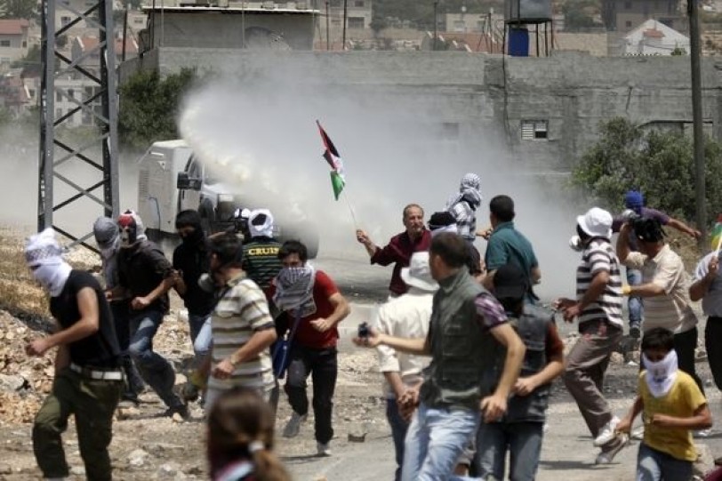 الاحتلال يقمع مسيرات الجدار ويهدم قرية «أبوعين» الثانية