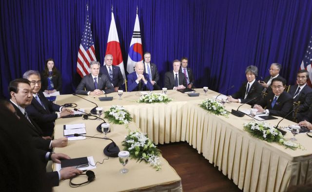 الاجتماع الكوري- الياباني- الأمريكي دليل على الضعف