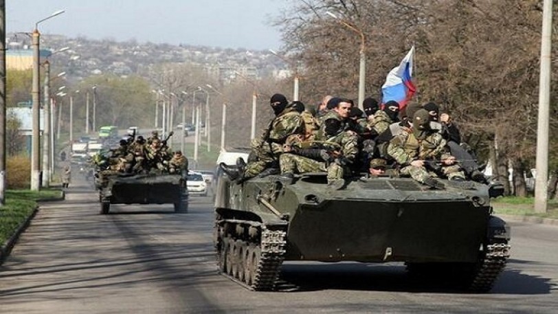 أوكرانيا: نحو 60 عسكرياً ينضمون مع عرباتهم القتالية إلى المحتجين في شرق البلاد