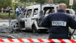 إصابة عناصر شرطة فرنسيين بعد مهاجمة سيارتهم بزجاجات حارقة