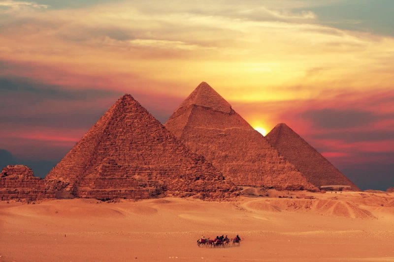 تصف اليوميات كيف شارك فريق العمل في بناء سدود ضخمة لتحويل مجرى ماء النيل باتجاه القناة التي شقت إلى موقع بناء الهرم