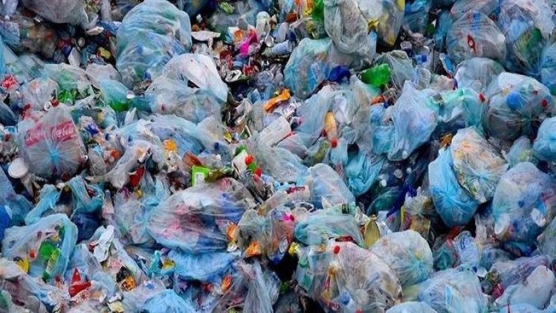 جبال من النفايات البلاستيكية في يوم البيئة العالمي
