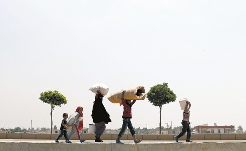 ليرة الفقراء: حاجاتهم الشهرية.. وليرة الأغنياء: طريق للدولار