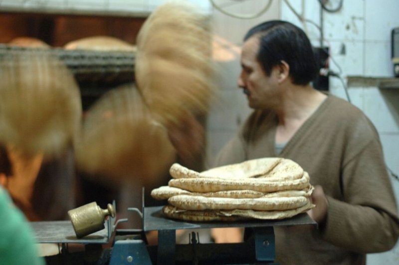 الطوابير: (أين الطحين يا وزير»؟
