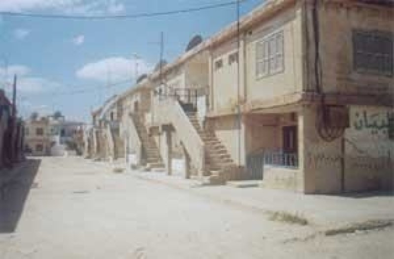 مساكن عمالية مهددة بالانهيار