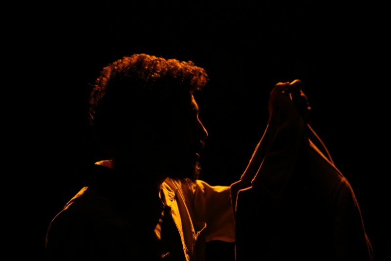 مشهد من عرض «المعطف»