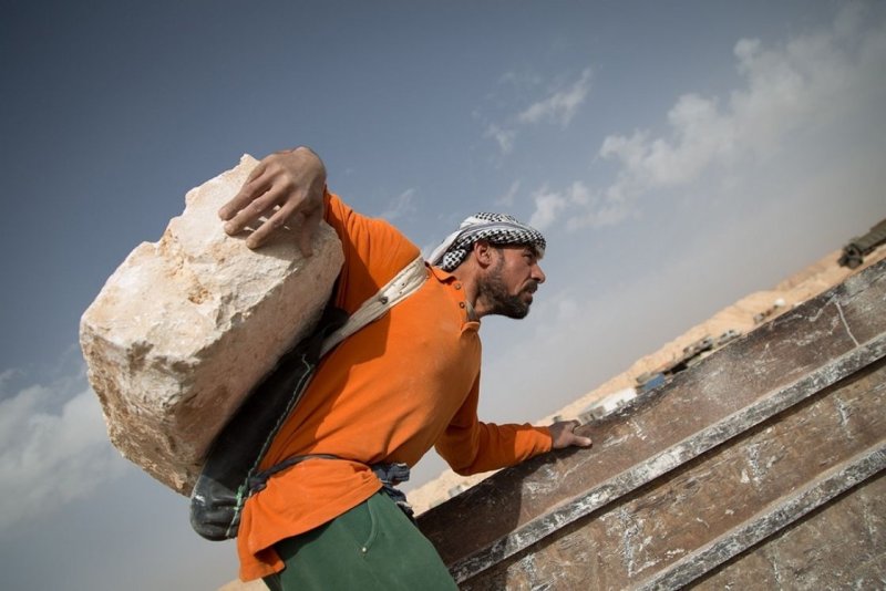 العمال تقرع الطبول