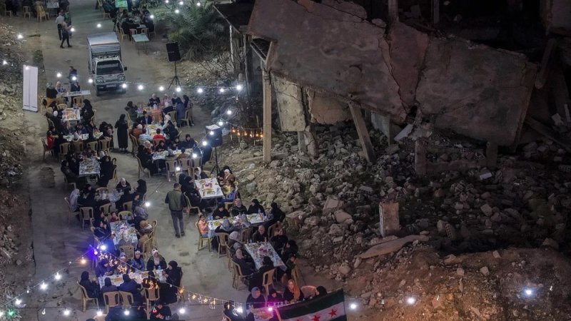 بصراحة .. بأيِّ همٍّ عُدتَ يا عيدُ؟