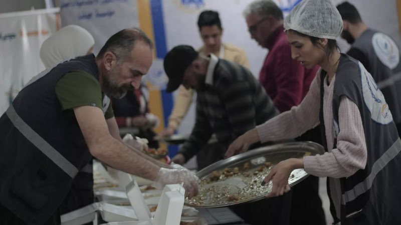 الموظفون على باب الجمعيات الخيرية