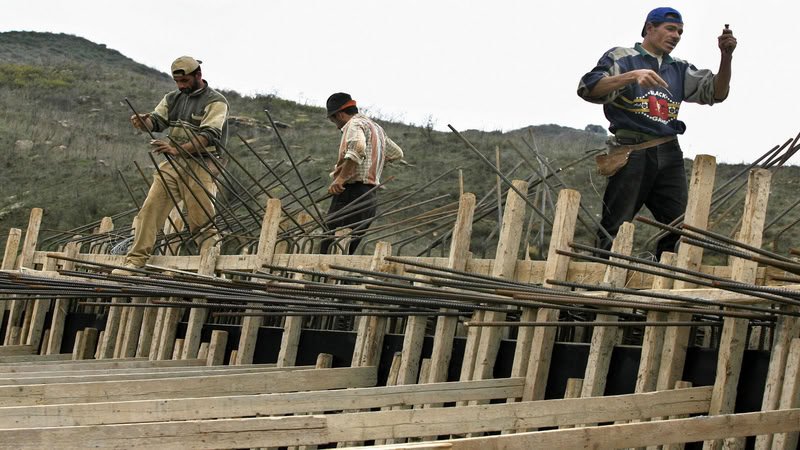 اقتصاد التعب: كيف تحول الإرهاق إلى شرط للبقاء؟