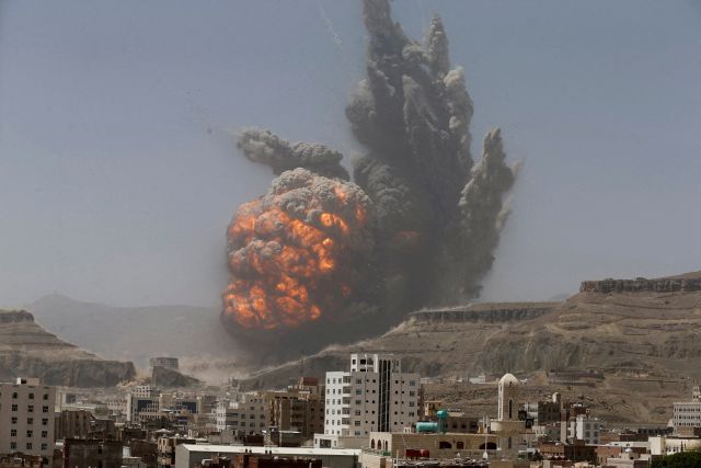 الغارات الأمريكية والبريطانية تعزز موقف الحوثيين ومؤيديهم