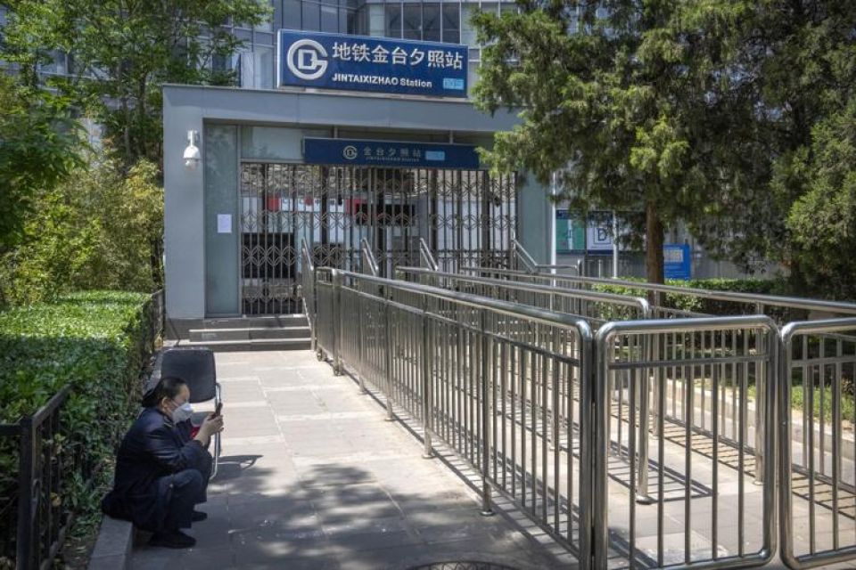 بكين تغلق محطات المترو وخطوط الحافلات لوقف انتقال كورونا