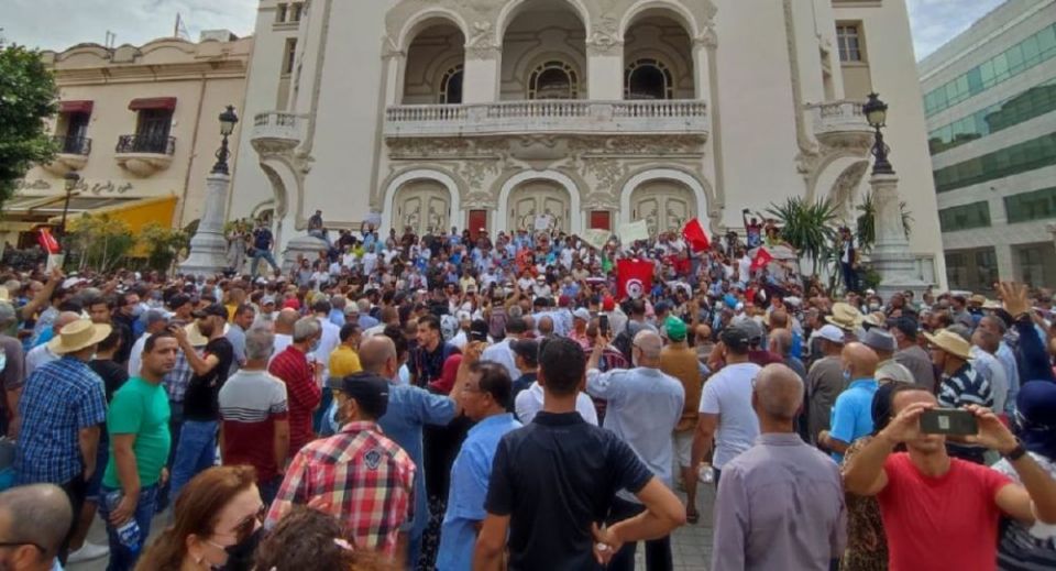 تونس: وقفة احتجاجية رافضة لقرارات الرئيس سعيّد